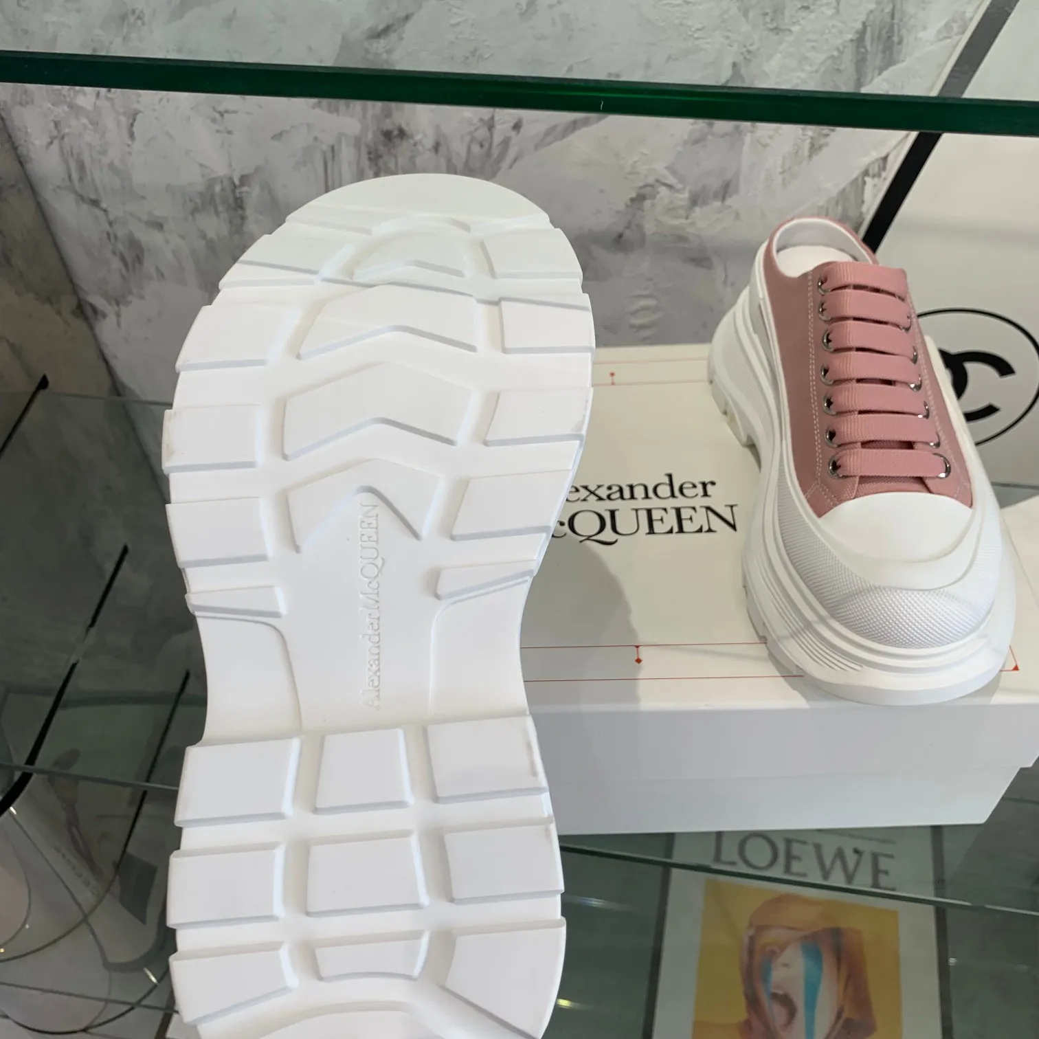 👟👟Ex-factory price 500👟👟 Mc Queen is in stock all year round [Rose] McQueen [Rose] dad shoes [Rose] ss early spring first release‼ ️‼ ️The latest Milan Fashion Week T-stage catwalk model, the unique and personalized design is very classy on the feet, and the round toe design allows the toes to be completely released. I spent a lot of money to buy multiple pairs of the originals and dismantled them and made replicas. Many celebrities such as Guli Nazha, Wu Lei, and Internet celebrity bloggers have endorsed Xiaohongshu’s popular products, and the products are sold out at the counters! Fabric: Imported pure cotton fabric Lining: Imported silk sheepskin Feet: Imported silk sheepskin Size: Women's 35-40. Packaging: original full set of packaging, outsole: increased by 5 cm, original outsole